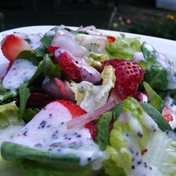 eisberg spinat salat mit frischen erdbeeren