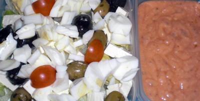 eisbergsalat mit feta ei und oliven