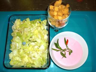 eisbergsalat mit grenadine dressing und croutons