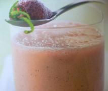 eisgekühlter erdbeer smoothie