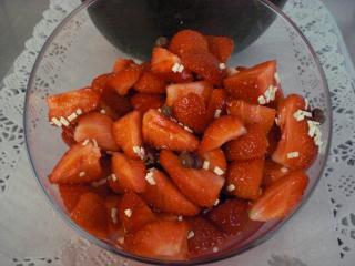 erdbeeren in mandelsirup
