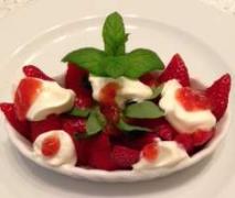 erdbeeren mit sahne und topping fresas con nata