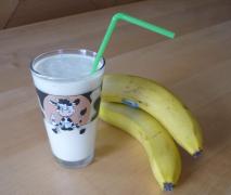 erfrischender joghurt bananen drink