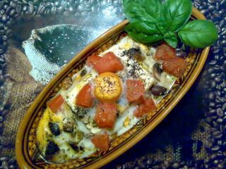 feta mit tomaten oliven champignons und ei überbacken