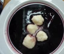 fliederbeersuppe holundersuppe mit grießklößchen