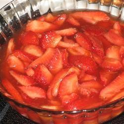 frische erdbeeren in gewürztem läuterzucker