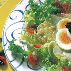 frisee rettich salat mit ei und kaviar