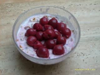 fruchtiges knuspermüsli mit joghurt und kirschen