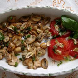 gebratene champignons mit tomaten und basilikum