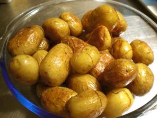 gebratene chilli drillinge bratkartoffeln aus rohen sehr kleinen kartoffeln mit schale