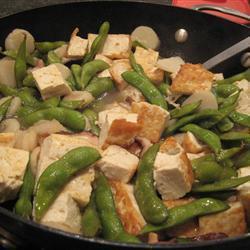 gebratener tofu mit wasserkastanien und zuckererbsen