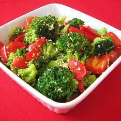 gebratenes sesamgemüse mit paprika und brokkoli