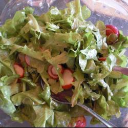 gemischter grüner salat mit kräuter vinaigrette