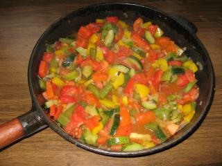 gemüsepfanne mit paprika zucchini und tomaten