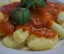 gnocchi mit tomatensauce und parmesan