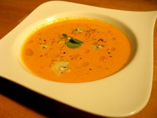 gorgonzola suppe mit rotem pfeffer