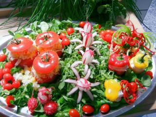 griechische salatplatte mit gefüllten tomaten und gefüllten minipaprikaschoten