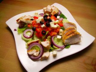 griechischer salat mit hähnchenbrust