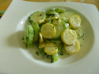 grün gelber zucchinisalat mit feinem dressing