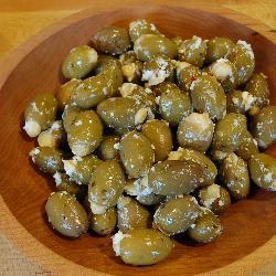 grüne oliven mit schafskäsefüllung
