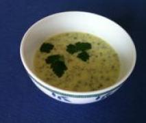 grüne suppe mit zucchini ruccola und viel petersi