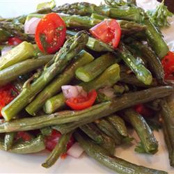 grüner spargel salat mit bohnen und tomaten