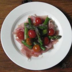 grüner spargelsalat mit tomaten und parmaschinken