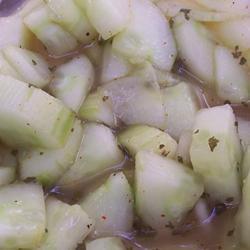 gurkensalat mit frischem koriander