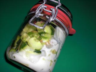 gurkensalat mit frühlingszwiebeln und oliven
