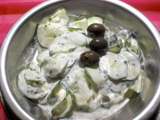 gurkensalat mit oliven knoblauch dressing