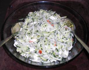gurkensalat mit sauerrahm und schafskäse
