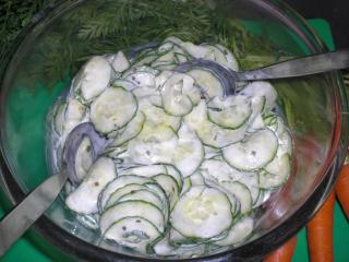 gurkensalat mit ziegenfrischkäsedressing