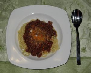 hacksoße mit olivenpaste und spaghetti