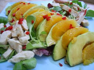 hähnchenbrustsalat mit avocado und orangen