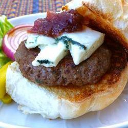 hamburger mit zwiebel chutney und blauschimmelkäse
