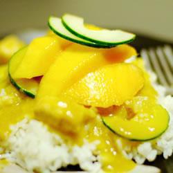 indisches scharfes hähnchencurry mit mango