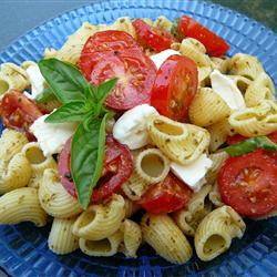 italienischer nudelsalat mit pesto tomaten und mozzarella