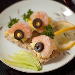 kanapees mit eiersalat shrimp und oliven