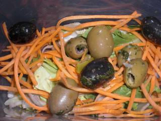 karottensalat mit gemischten oliven und pestodressing