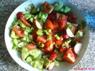 knackiger salat mit radieschen