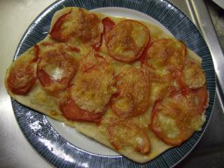 knusprig dünne mozzarella pizza