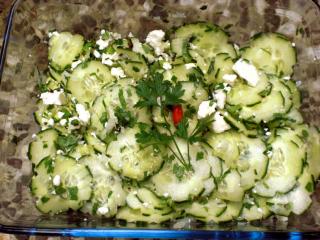 kräuter gurken salat mit feta