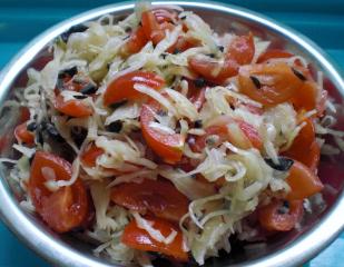 krautsalat mit tomaten und schwarzen oliven