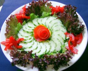 lollo rosso salat mit gurke und roter paprika