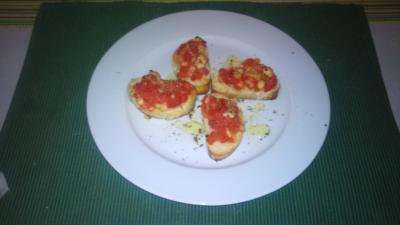 mediterraner tomatensalat auf baguette