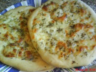mini pizza mit mozzarella und thymian