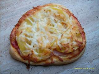minipizza mit schinken und pfirsich