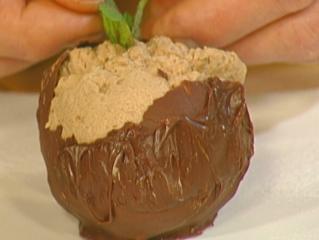 mokka zartbitter espuma im schokoladenkörbchen präsentiert