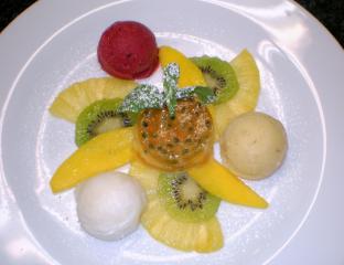 mosaik von exotischen früchten mit babyananas mango und kiwi mit dreierlei sorbets und passionsfruchtmousse