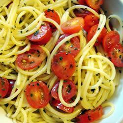 nudeln mit frischen tomaten und basilikum